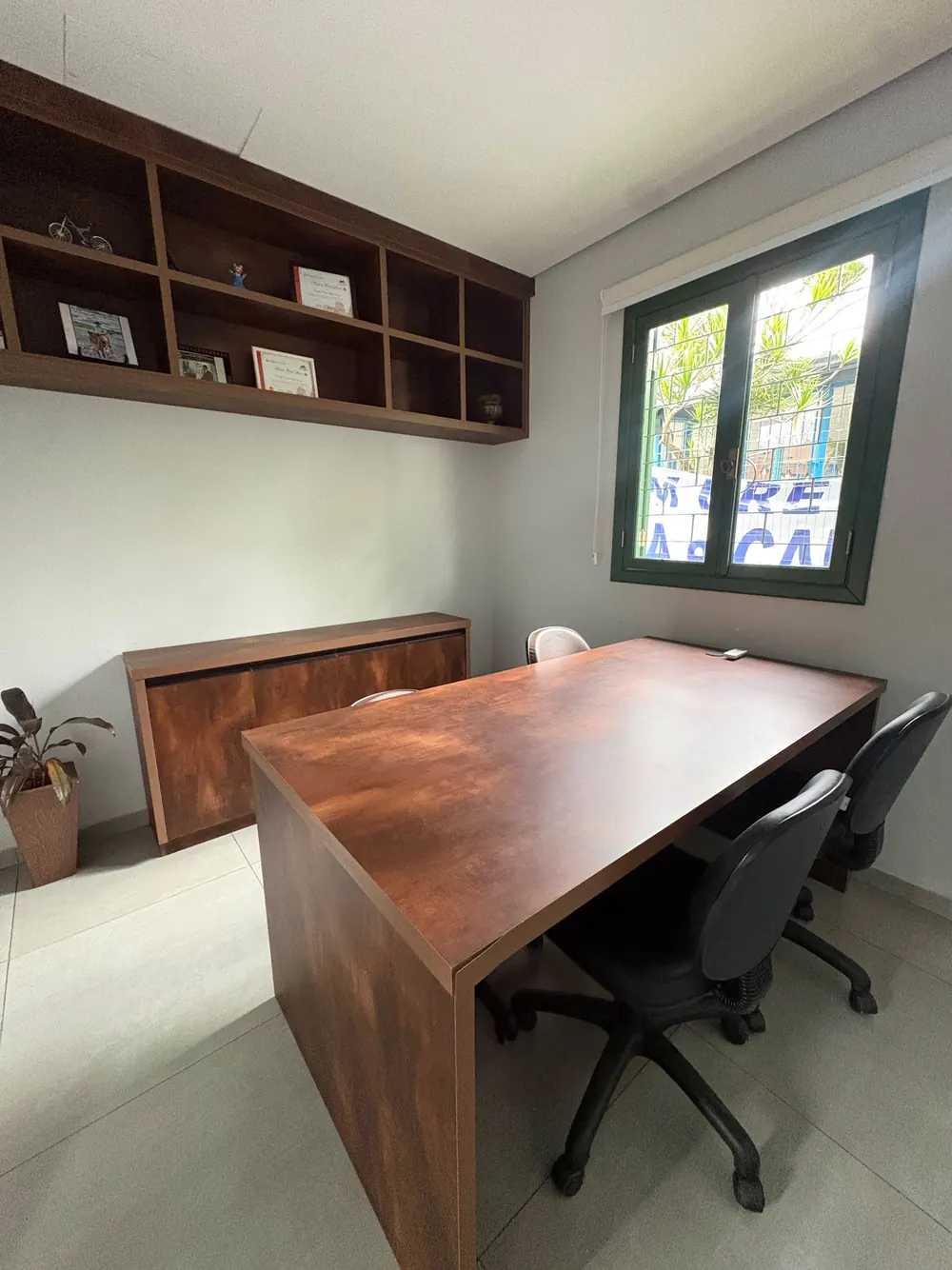 Sala com mesa de madeira e estante