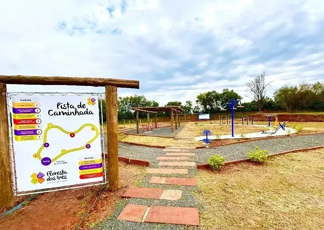 Placa da pista de caminhada e trilha calçada entre o gramado