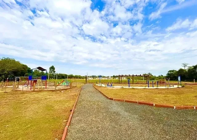 Pista de caminhada contornando a praça