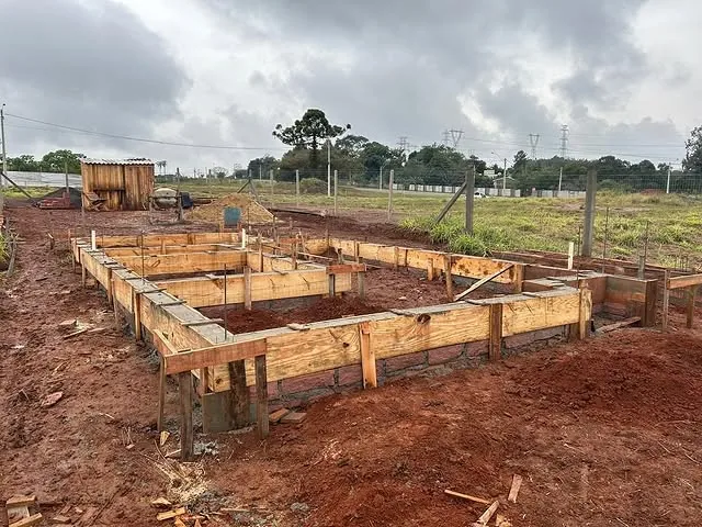 Vigas de fundação executadas sobre o terreno preparado